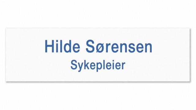 Navnskilt med hvit bakgrunn og blå tekst.