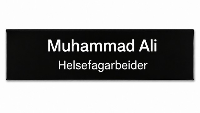 Navnskilt med svart bakgrunn. Vanlig navnskilt.